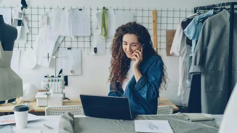 Une designer au téléphone dans son atelier